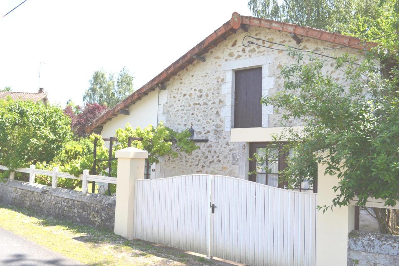Les Bruyeres Gite Montbron エクステリア 写真